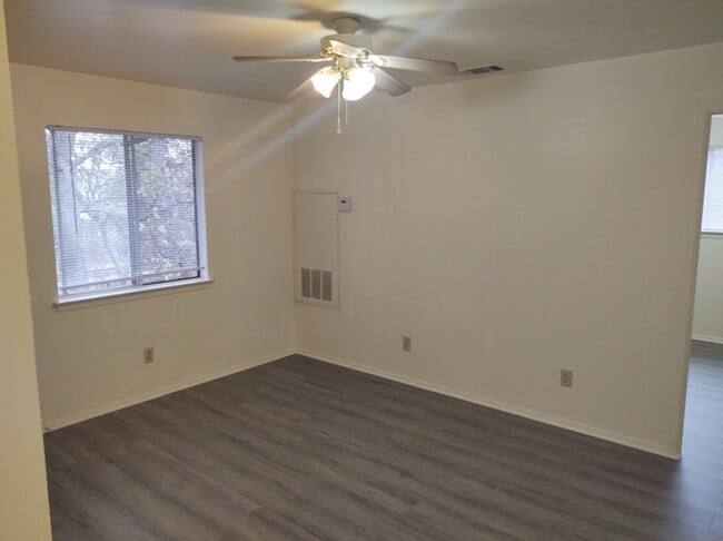 Building Photo - 1646 Post Rd Unit #1