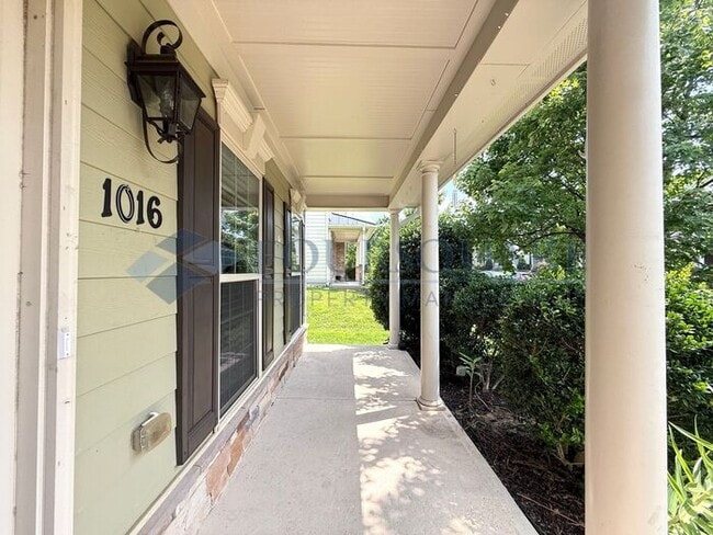 Beautiful 4-Bedroom Home Screened Porch & Bonus Room – Minutes from RTP, Shopping & Dining , Comm...