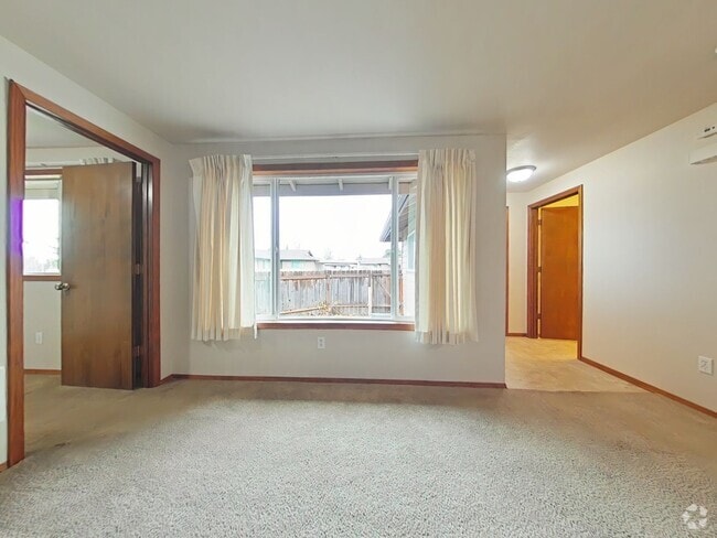 Building Photo - 2 Bedroom Apartment ~ Close to 9th Street Unit 3288 NE Lancaster #2