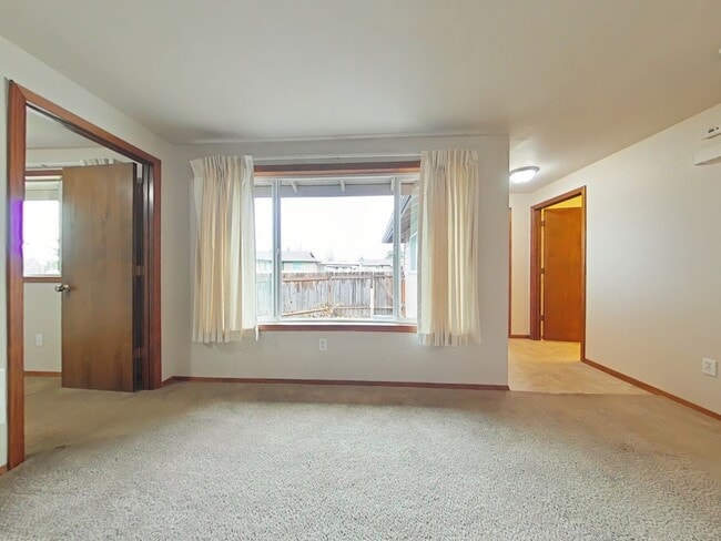 2 Bedroom Apartment ~ Close to 9th Street - 2 Bedroom Apartment ~ Close to 9th Street Unit 3288 NE Lancaster #2