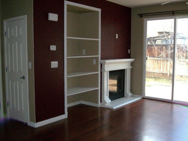 Photo - Well maintained 3 bedroom, 2-1/2 bath, 2-car garage $2400.00