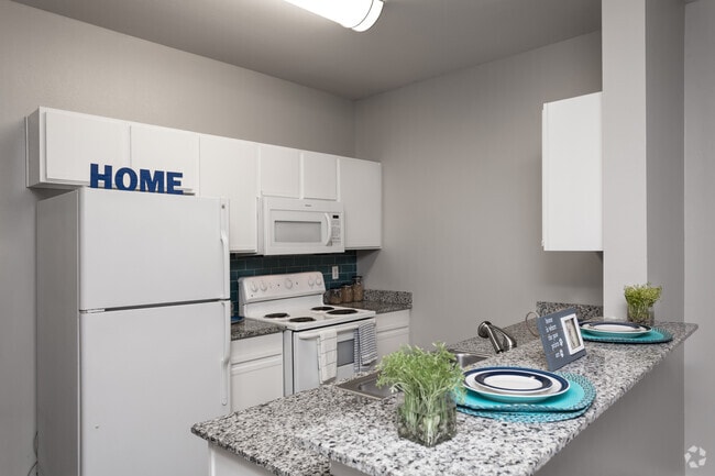 2BR, 2BA - 936SF Val Verde (Renovated) Kitchen