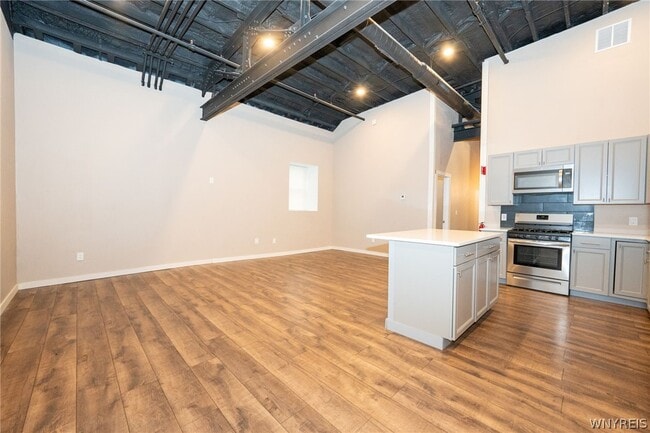 Photo - 2335 Main St