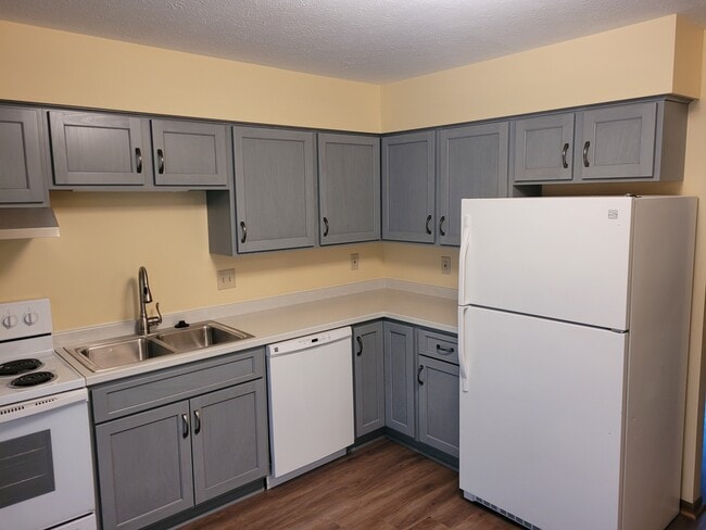 Kitchen - 890 Postiy St NW