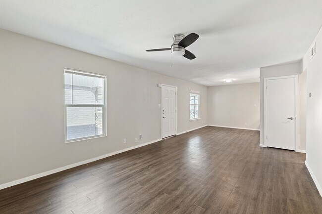 Photo - 5005 Manor Rd Unit 105