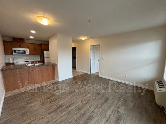 Photo - 598-598 Sutherland Ave