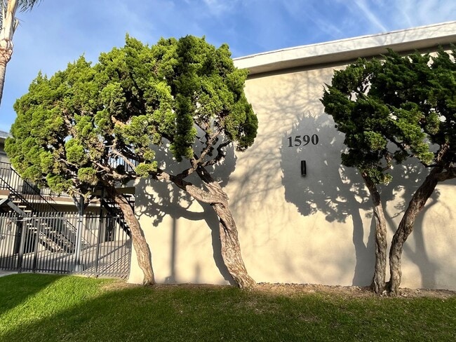 Building Photo - SPACIOUS 1 BEDROOM 1 BATH DOWNSTAIRS Unit 1590-05