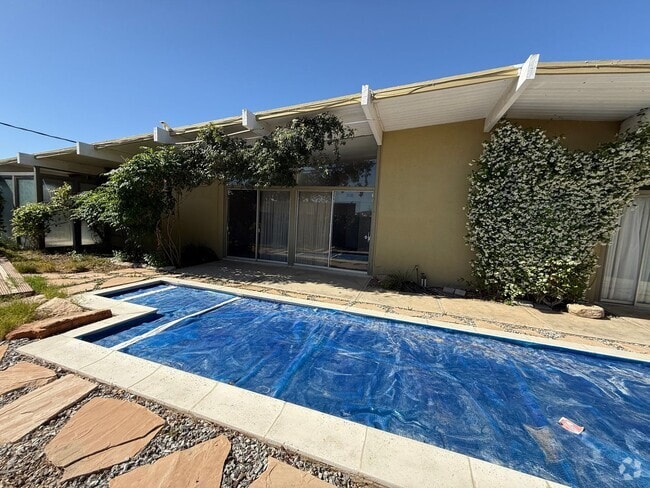 Building Photo - High Desert Retreat- 3 Bedrooms, 2 Bathroo... Rental
