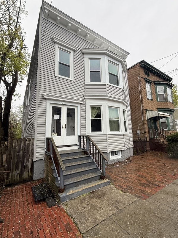 Building Photo - 221 S Swan St