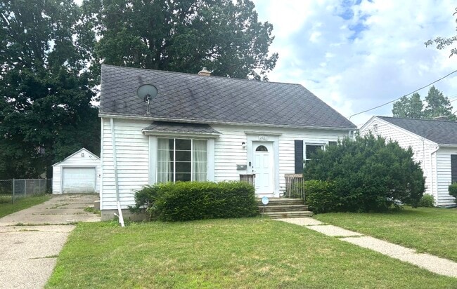 Building Photo - 1401 Loraine Ave Rental