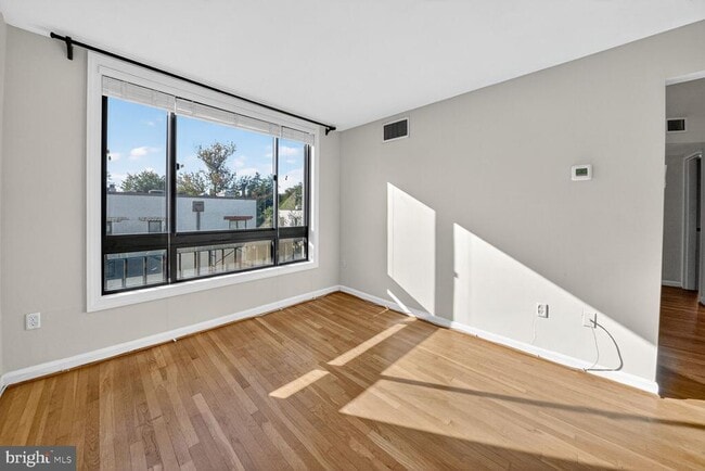 Building Photo - 2610 Tunlaw Rd NW Unit 301