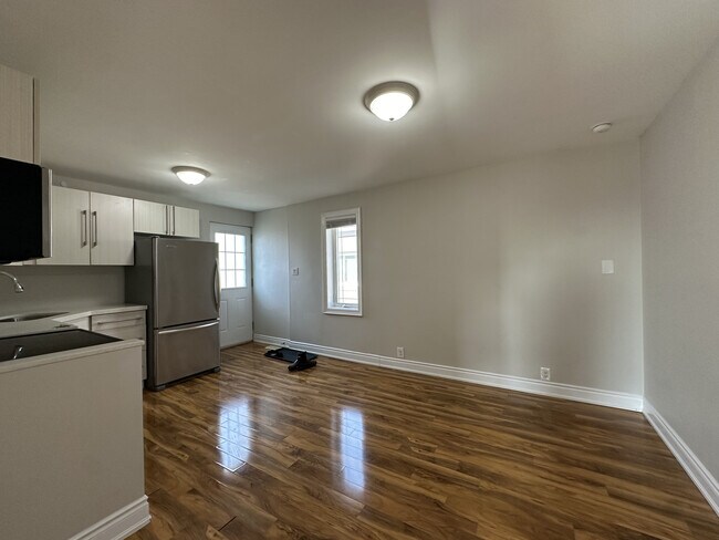 Photo - 899 Lakeshore Rd E Unit Upper