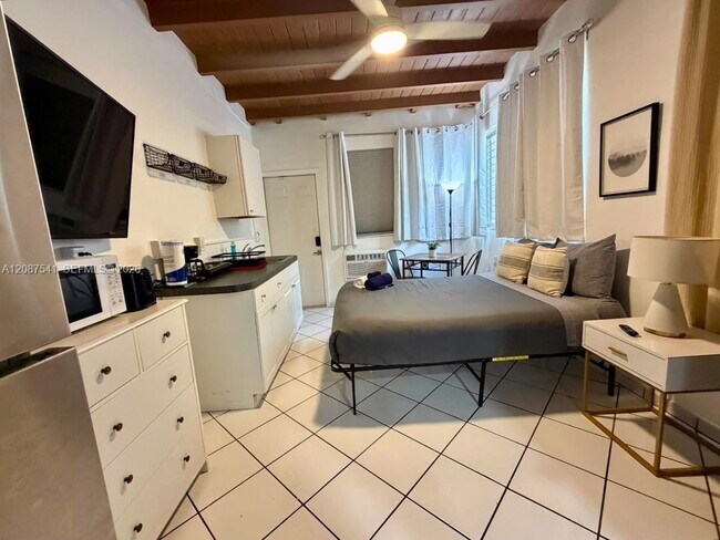 Photo - 975 SW 10th St Unit 5