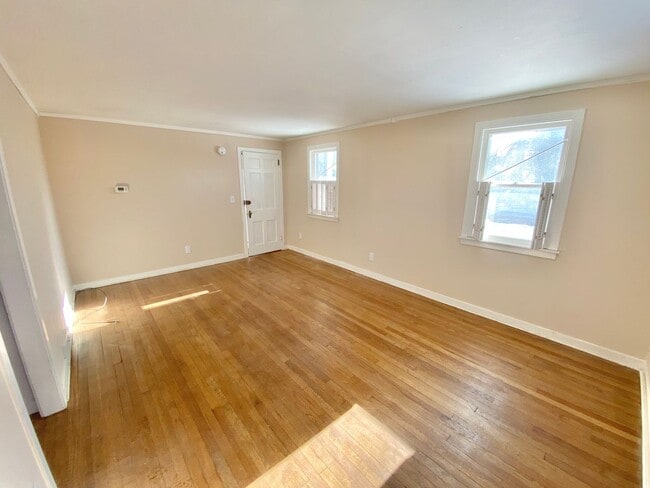 Building Photo - 2 Lindenwood Dr Unit 1 Downstairs