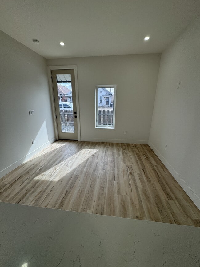 Photo - 715 W 9th Ave