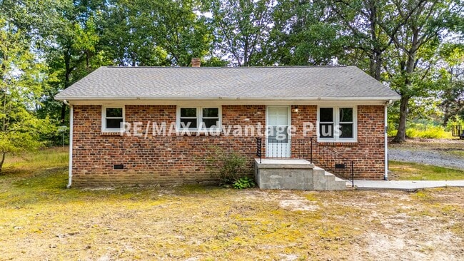 Building Photo - 3-Bedroom Home in Private Setting Minutes ...