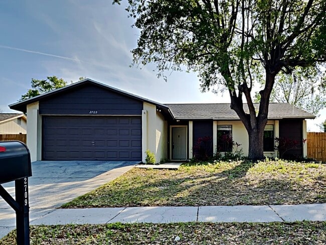 Building Photo - 2709 Mnr Hl Dr