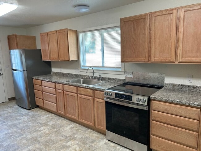 Building Photo - Completely Remodeled Home with Bonus Room in Klamath Falls