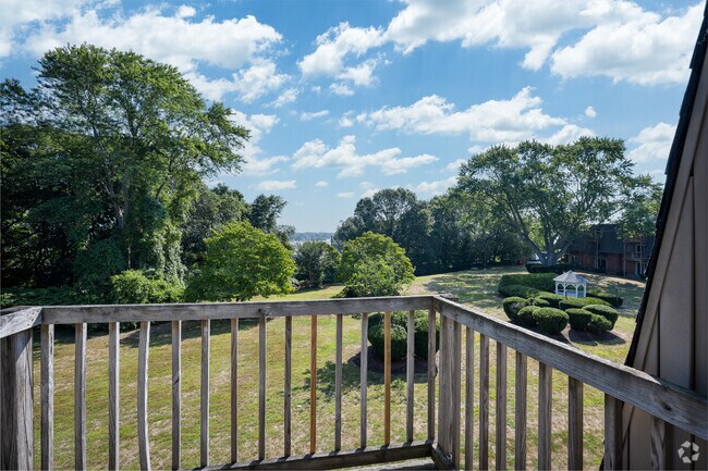 2BR, 1BA - 980SF - Balcony
