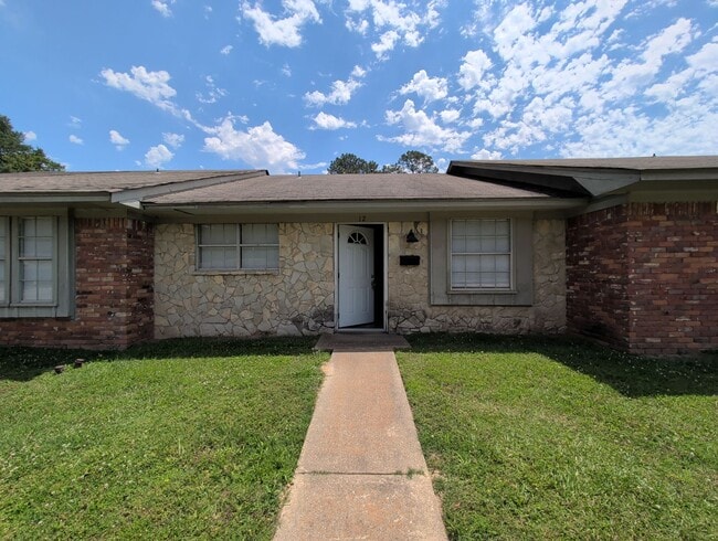 Building Photo - Updated Brookridge Townhome Available Now