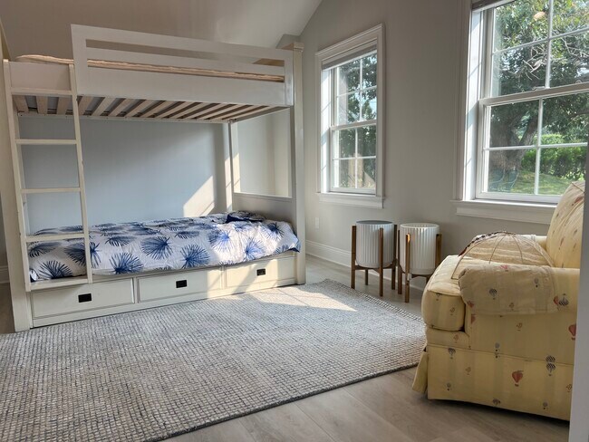 Bedroom 2 - 2 Peconic Cres