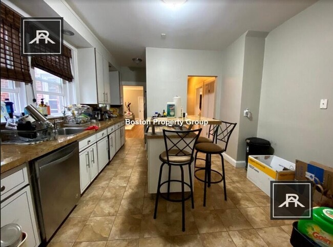 Building Photo - 4 bedroom in Brookline MA 02446 Unit 1 Rental