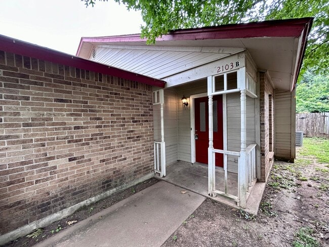 Photo - 2103 Courtney St Unit B