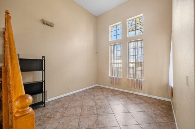 Photo - 516 Carrigane Way