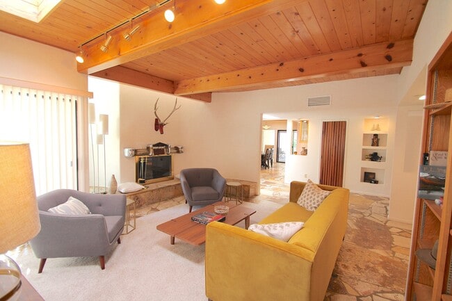 Photo - 1801 Notre Dame Dr NE