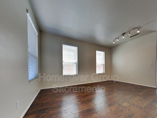 Photo - 170 Penhow Cir