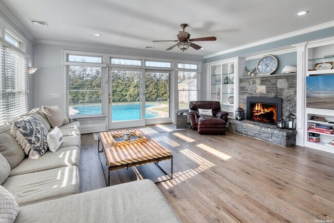 4 Landing Ln