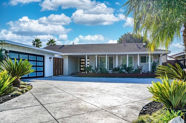 Building Photo - !! DESIRABLE 3 BEDROOM 3 BATHROOM LOCATED IN BEAUTIFUL RANCHO PALOS VERDES !!