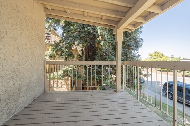 2BR, 1BA - 850SF