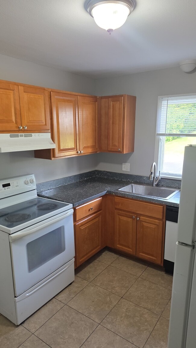 Building Photo - 40 Whitewood Rd Unit 26