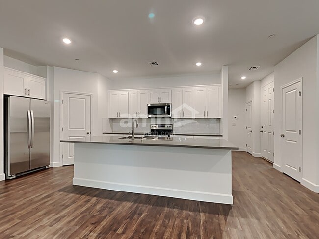 Photo - 642 N Water St