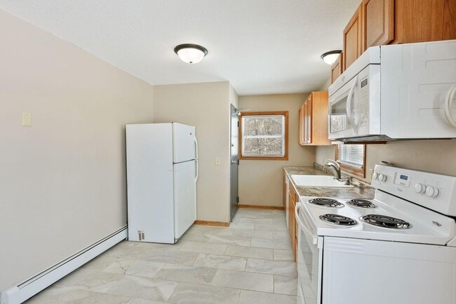 Photo - Updated 2 Bedroom with Hardwood Floors! Unit 3