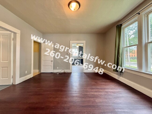 Photo - 825 Eckart St