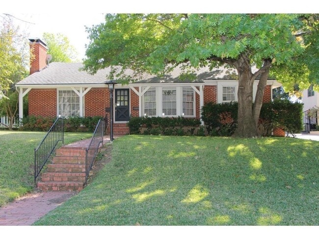 Building Photo - Colonial Cottage