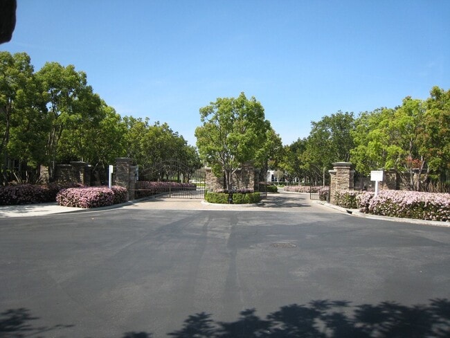 Building Photo - Exquisite 3 Bed 2.5 Bath Two Story Condo, Gated Complex, South Coast Metro