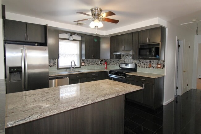 Building Photo - 803 2nd St Unit 2 Rental