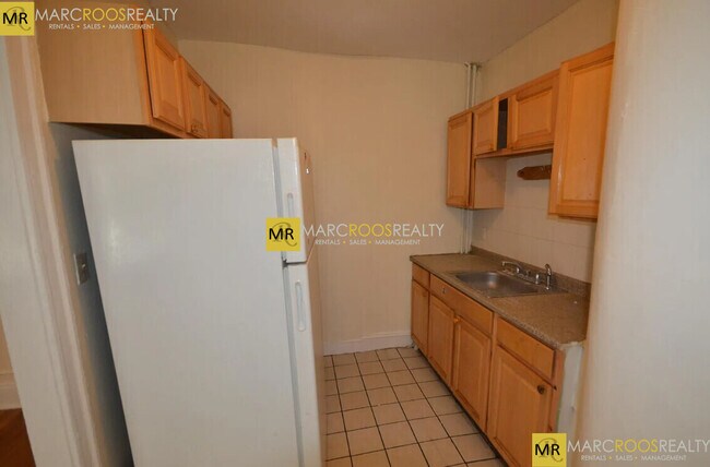 Photo - 240 Kelton St