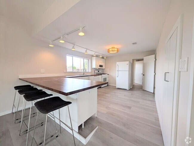 Building Photo - 1108 W San Antonio St Rental