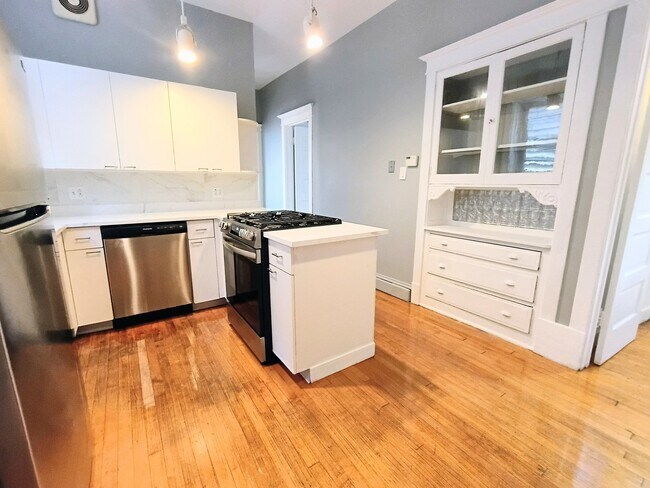 Photo - 1911 W Belmont Ave