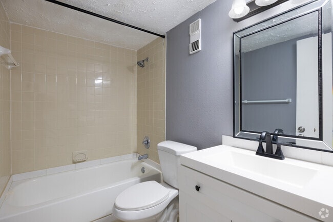 2BR, 2BA - 1,088SF - Bathroom