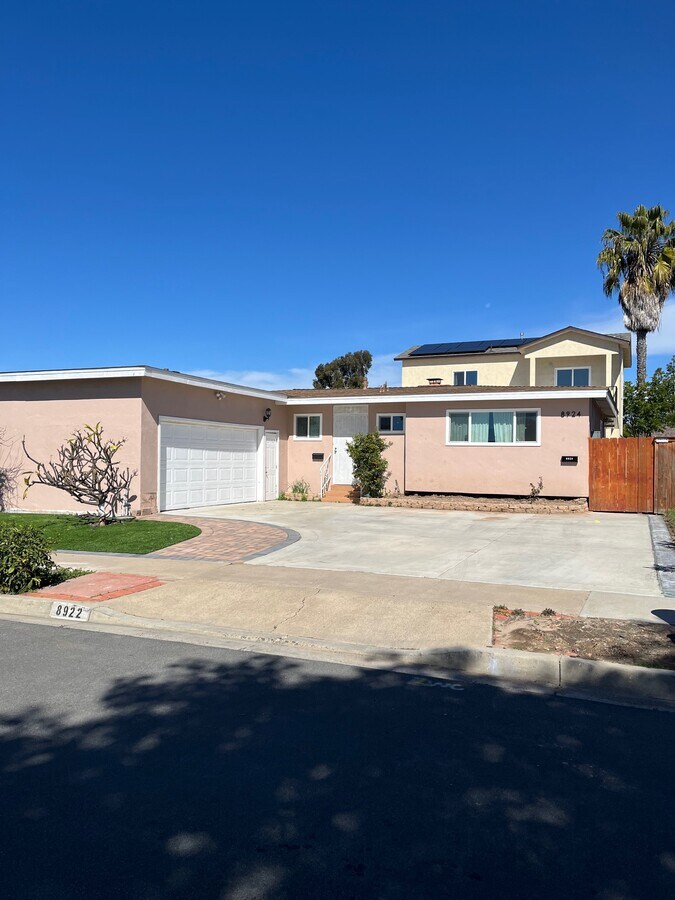 La casa dúplex está ubicada en una hermosa comunidad, Serra Mesa. Tiene 5 habitaciones, 2 baños y 2 estacionamientos. - 8922 Heraldry St