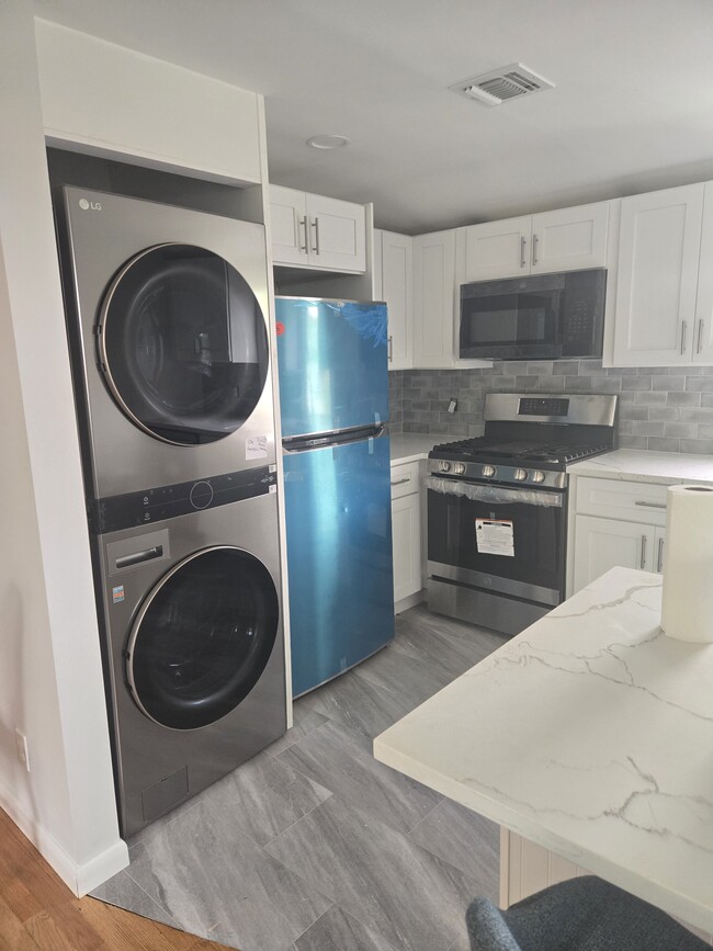 Building Photo - 107 3rd St Unit 2nd Floor