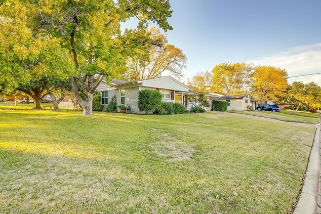 Beautiful Home on Corner Lot in South Hill... - Beautiful Home on Corner Lot in South Hill...