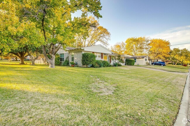 Building Photo - Beautiful Home on Corner Lot in South Hill...