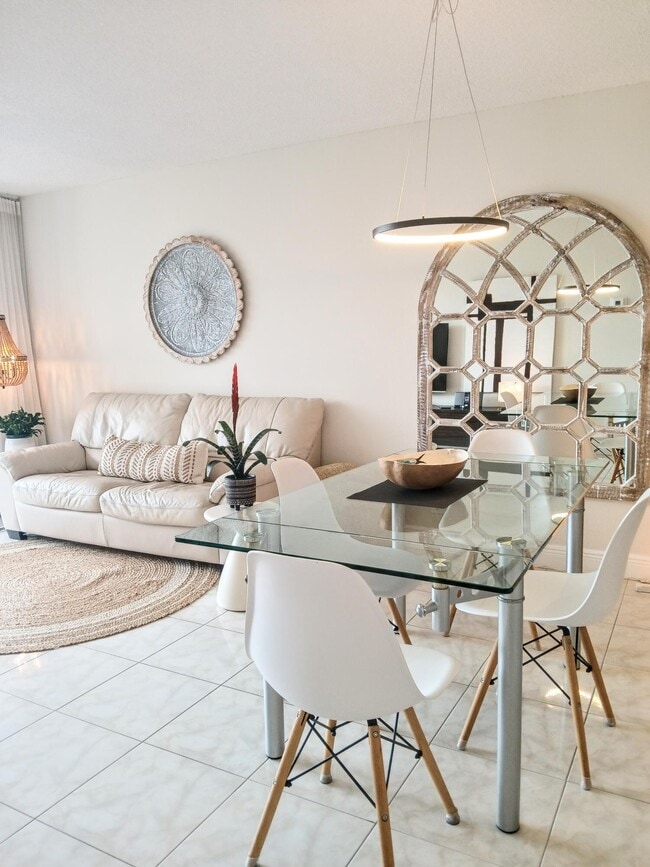 Building Photo - 1830 Embassy Dr Unit 309