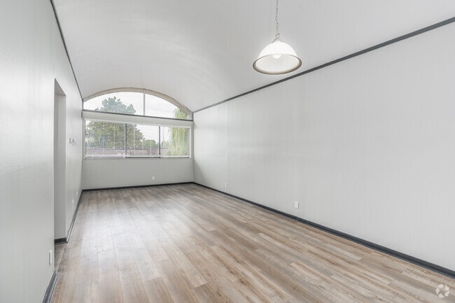 1 habitación, 1 baño - 822 pies cuadrados - Sala de estar - East Townhomes and Apartments